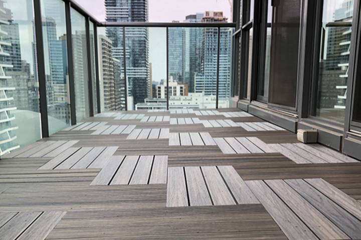 使用简单的公寓阳台地板来实现极简主义的设计理念。