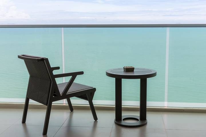 将极简主义的阳台家具添加到您的公寓设计理念中。